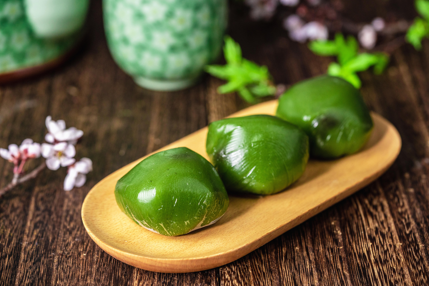 千库网_清明节青团白天清明节青团美食室内清明节青团摄影图配图_摄影图编号162135.jpg