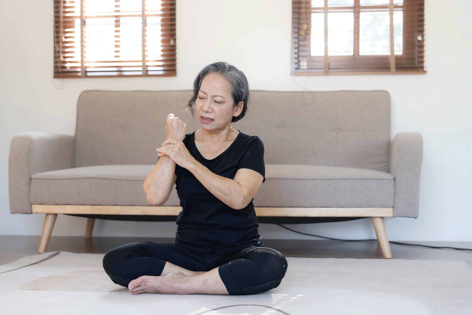 1764295631543908.gif 千库网_60-多岁的亚洲女性在家练习瑜伽时按摩手腕,感到关节疼痛和肿胀,手受伤。_摄影图编号12978798.gif