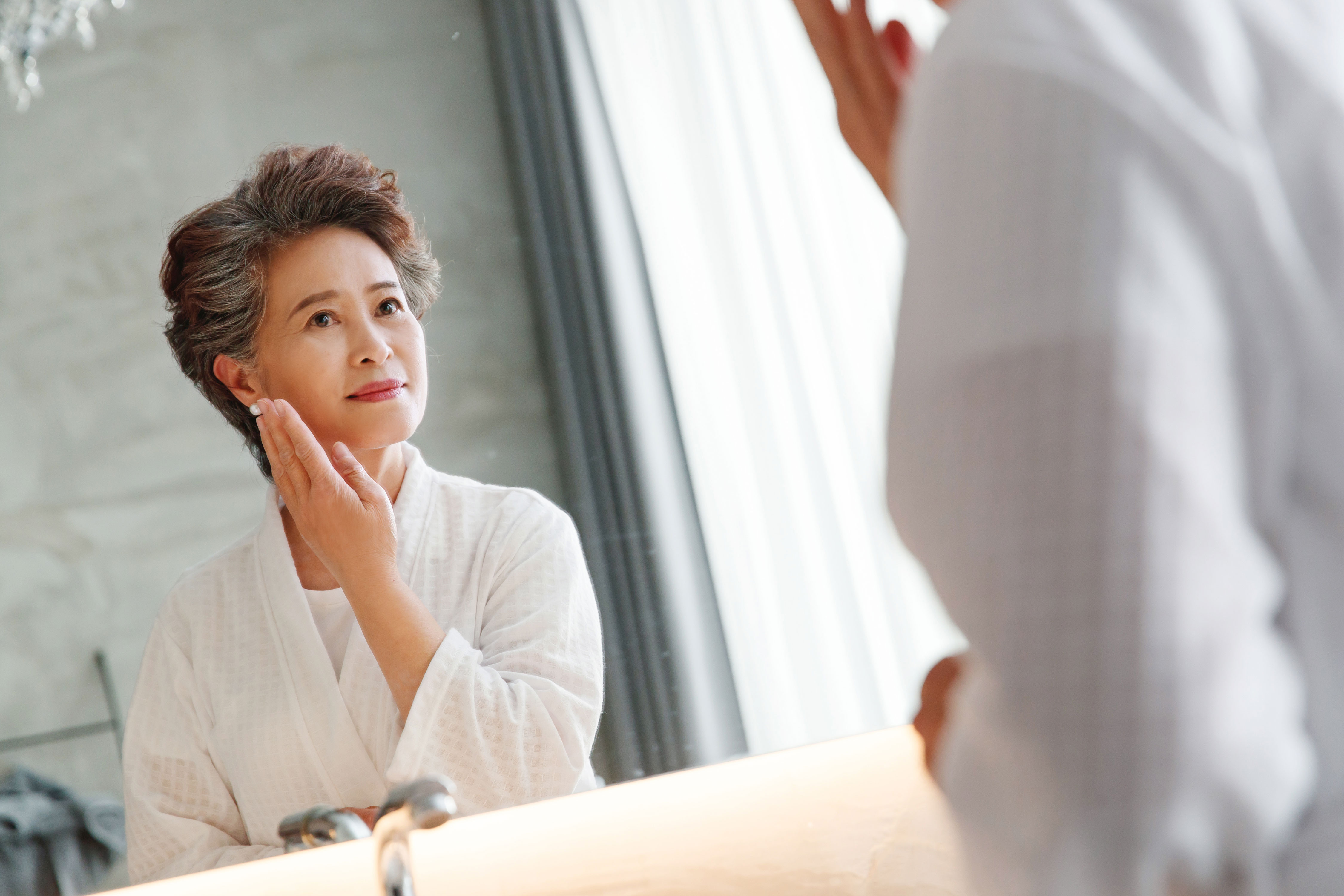 1775801962129301.jpg 千库网_老年人做面部护理_摄影图编号411889.jpg